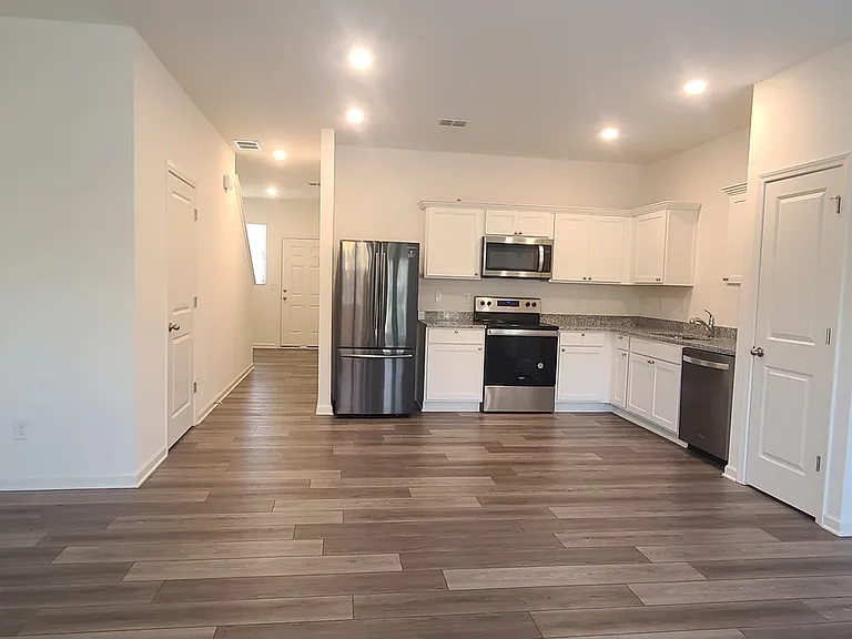 1516 Vernon Blvd — Photo 4