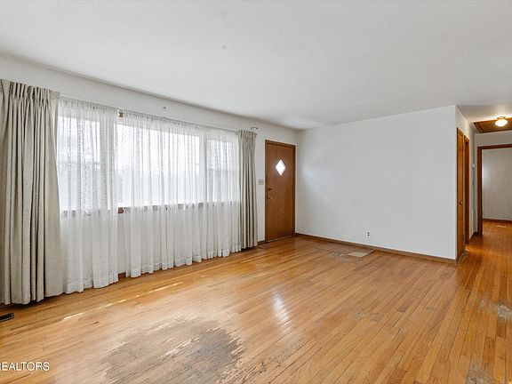 5th image of 1721 S Forest Dr