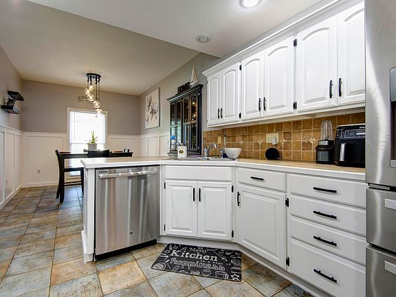3rd image of 406 Yosemite Dr
