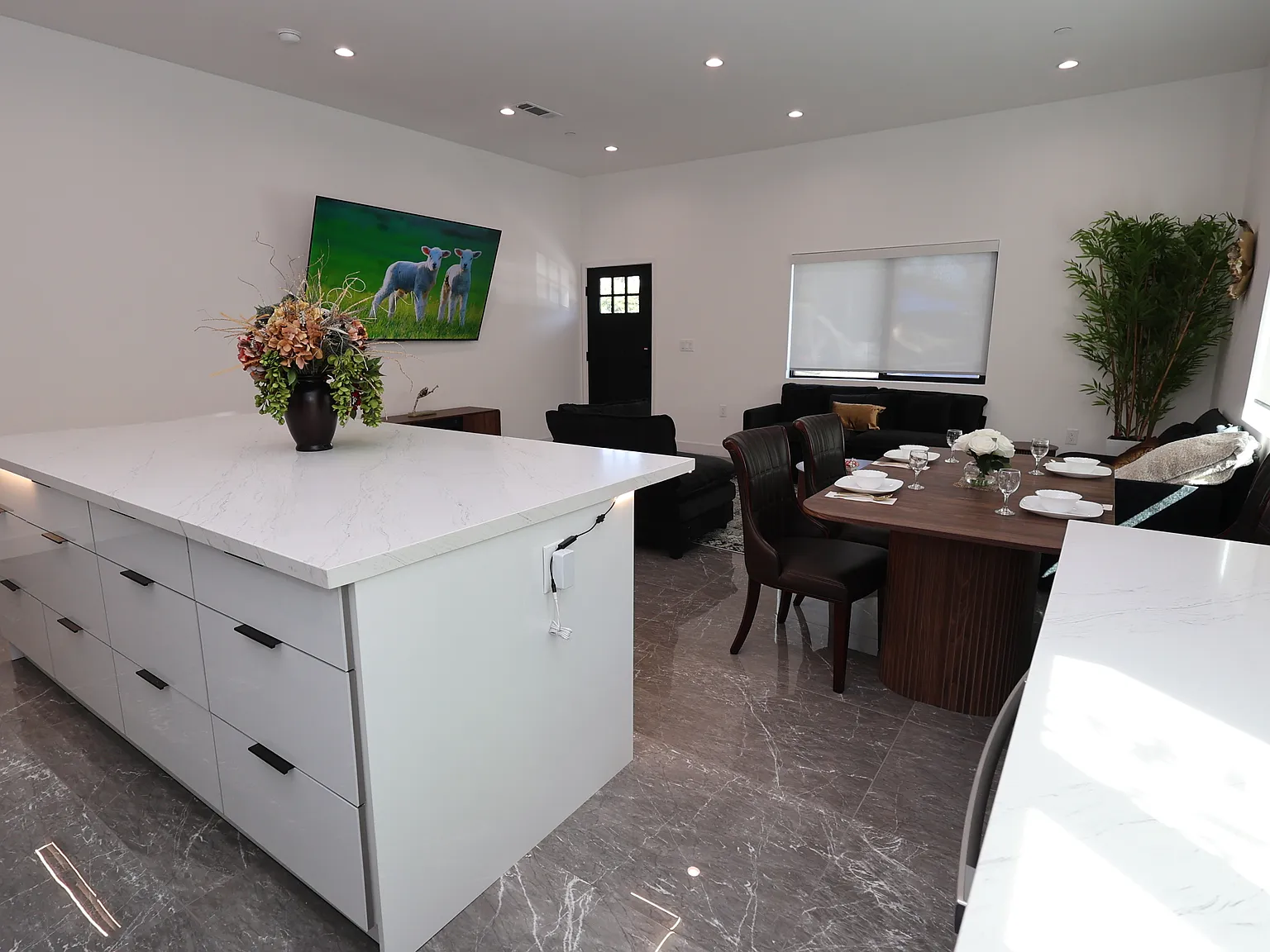 3 bed, 1614 sqft, $4,995 — Photo 3