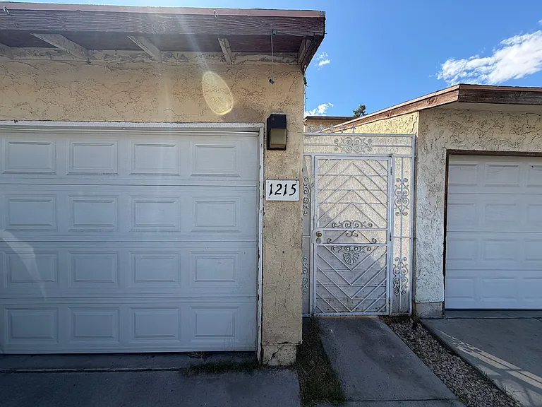 1215 Mews Ln — Photo 2