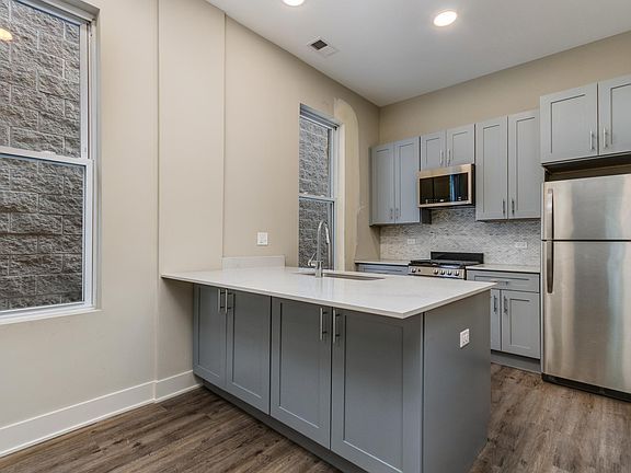 4th image of 1034 N Paulina St #2F