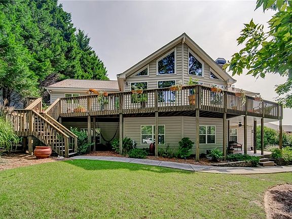 Image 3: Beautifuuly Landscaped Yard