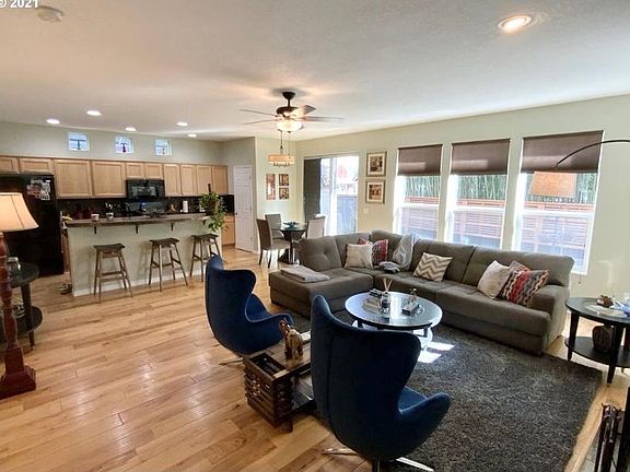 4th image of 3614 SE Royalstar Ave