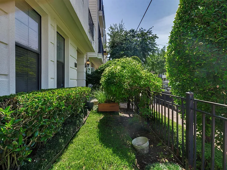 1716 Edwards St — Photo 34