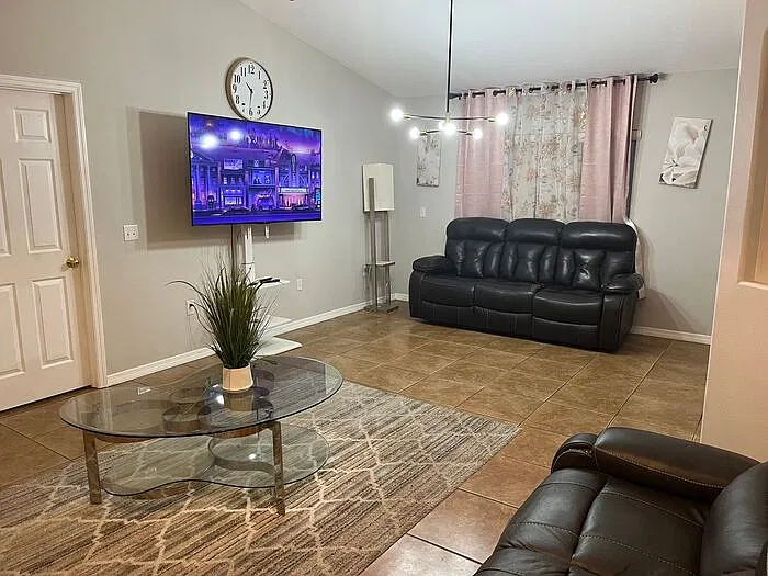 4 bed, 2.0 bath, 1753 sqft, $2,300 — Photo 3