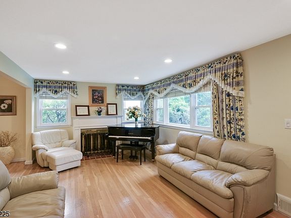 2nd image of 23 Mounthaven Dr