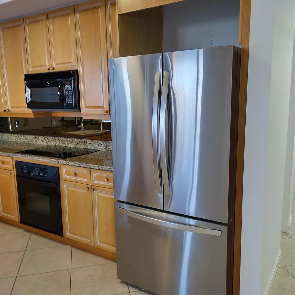 2 bed, 2.0 bath, 1650 sqft, $5,000 — Photo 3