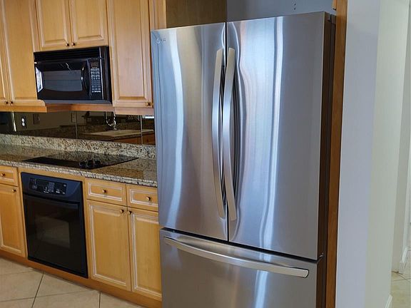 3rd image of 100 S Birch Rd APT 1005D