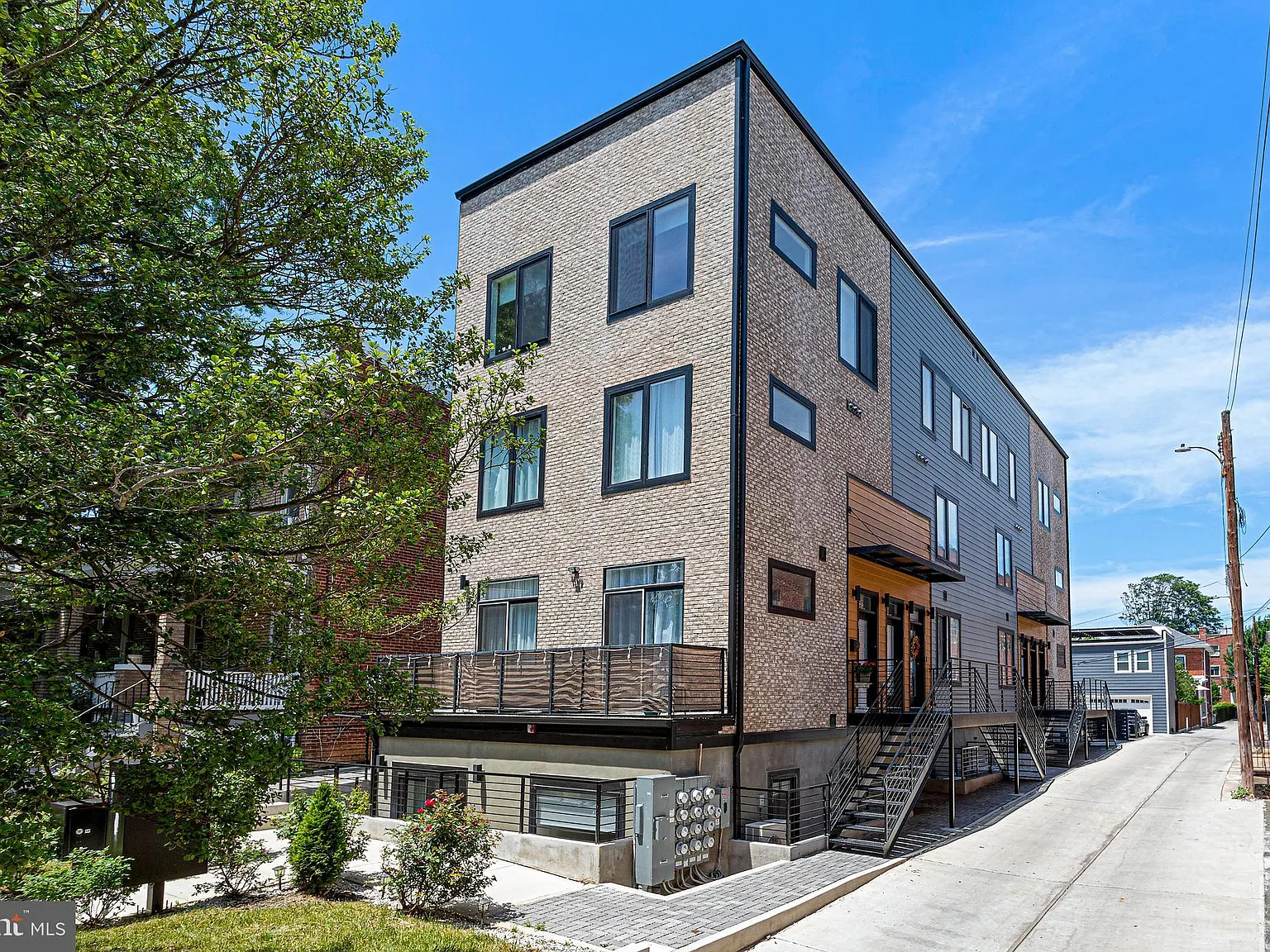 2 bed, 899 sqft, $3,500 — Photo 1