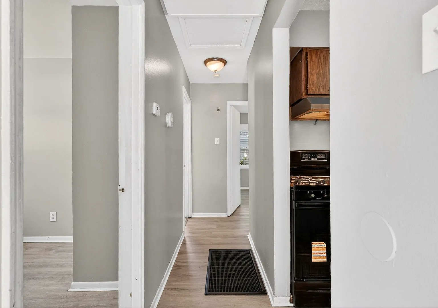3 bed, 854 sqft, $1,100 — Photo 1