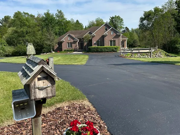 901 Jack Pine Dr, Rochester, MI 48306