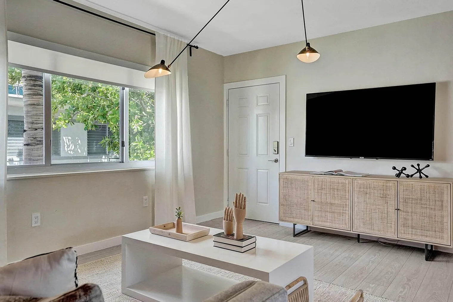 2 bed, 2.0 bath, 1001 sqft, $6,333 — Photo 4
