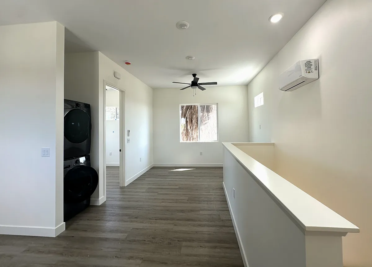 Smart washer / dryer - 5021 72nd St #5023
