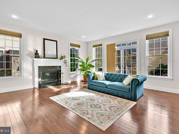 5th image of 22586 Willington Sq
