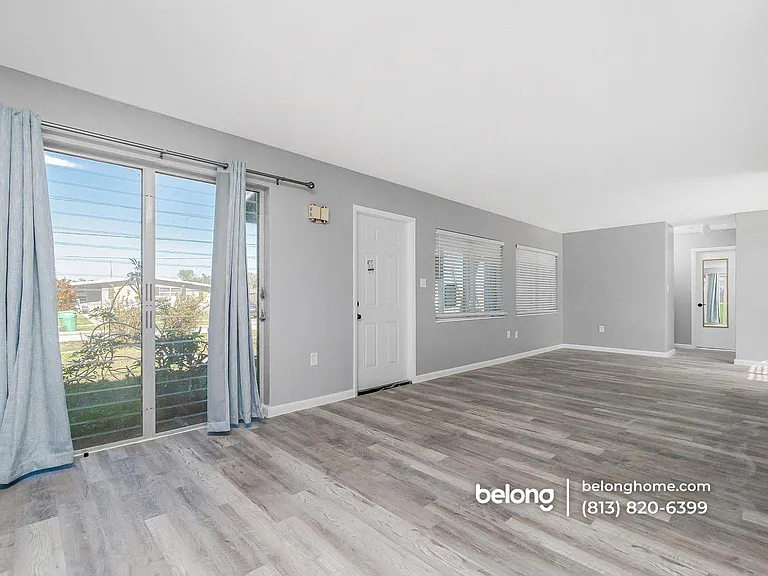 691 Sharon Cir — Photo 4