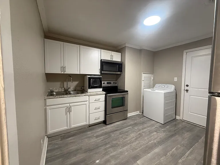 2404 Hartford St — Photo 15