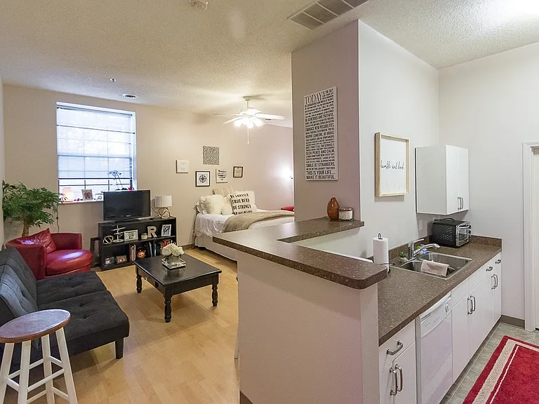 Tenth & College Apartments — Photo 44