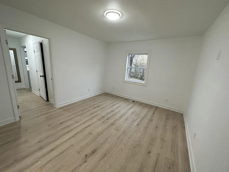 519 Elgin St — Photo 14