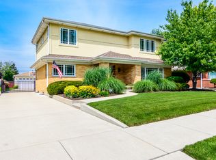 586 N Willow Rd, Elmhurst, IL 60126