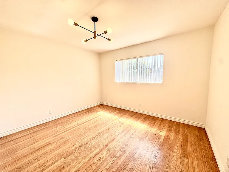 210 E Marshall St #C — Photo 10