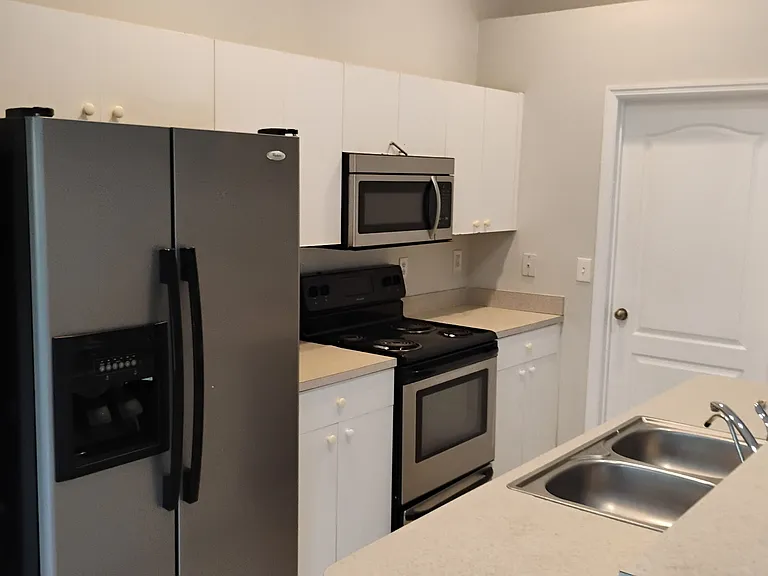 215 Portia St — Photo 2