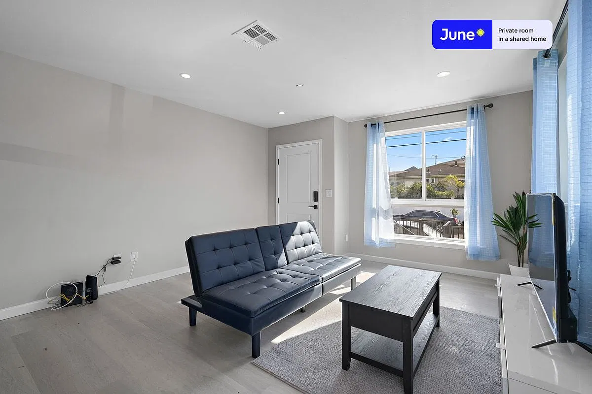 Queen bedroom in 5 bed/5 bath home in Boyle Heights #1828 E — Photo 3