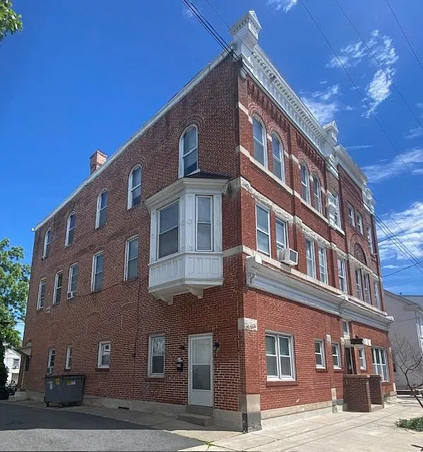 1 bed, 1.0 bath, 465 sqft, $1,300 — Photo 1