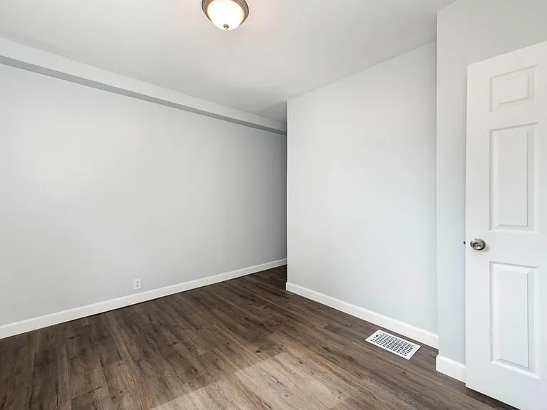 E. Walnut Hills - Cute 2 Bed In Upper Of 2 Family — Photo 24