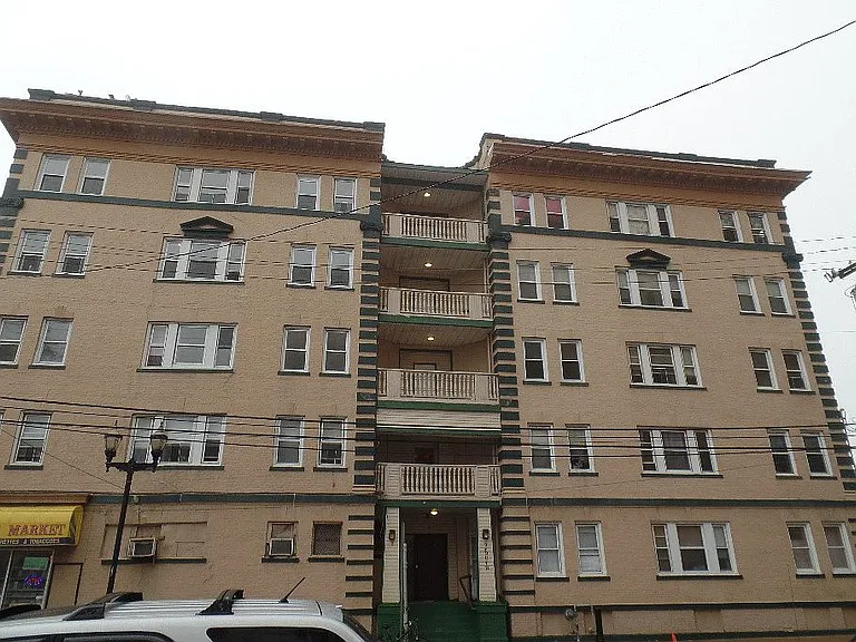 Lenox Apartments — Photo 8