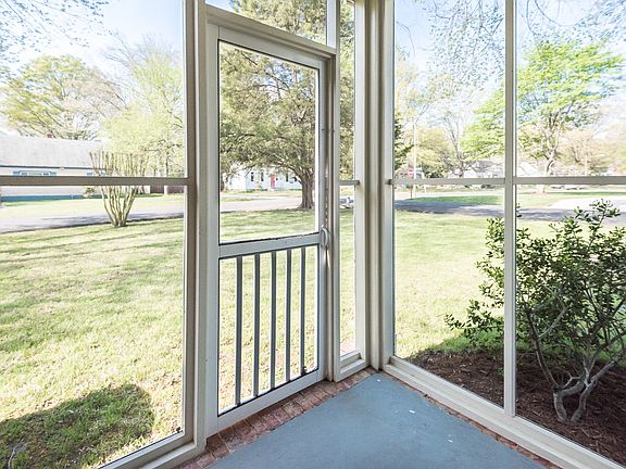 3rd image of 1201 Acorn Ln