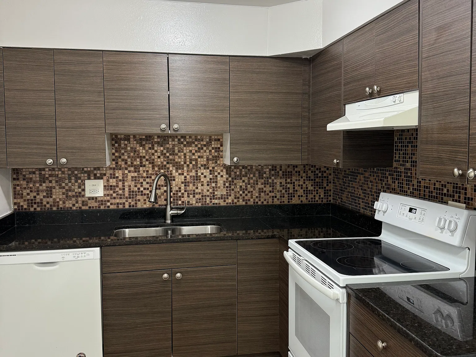 2 bed, $1,900 — Photo 1