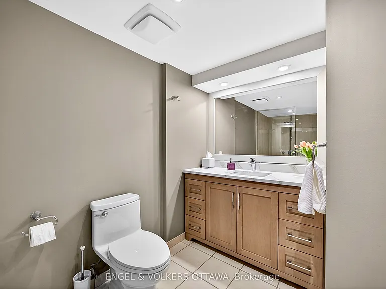 160 George St #2404 — Photo 33