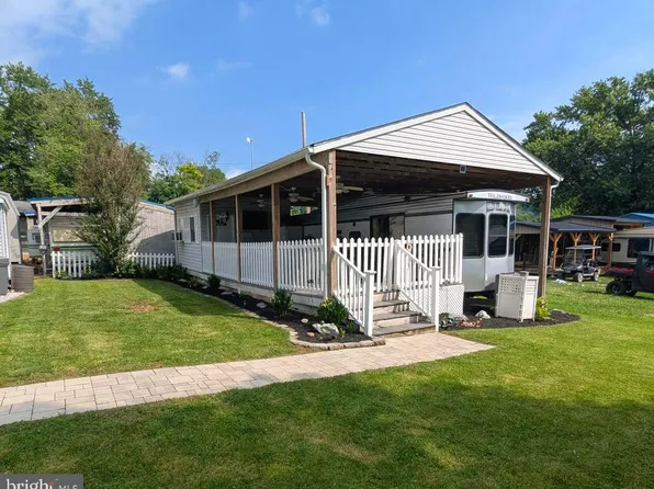 43 Chipmunk Cir, Falling Waters, WV 25419