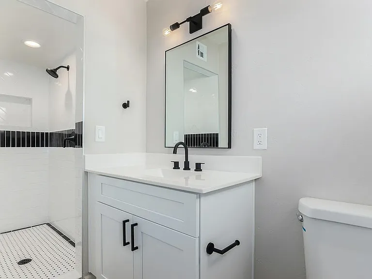 2222 E Blacklidge Dr — Photo 17