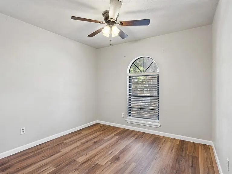 556 Hawthorne Dr — Photo 11
