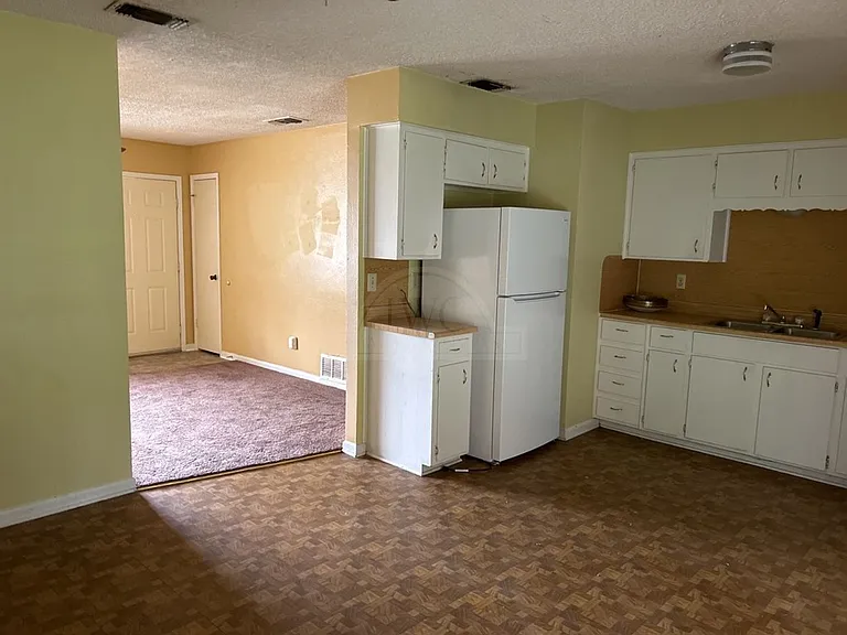 820 Michelle Dr — Photo 8