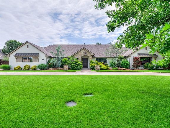 3rd image of 2712 Dorchester Dr