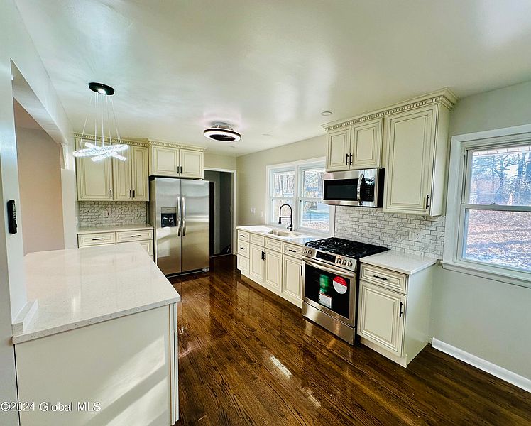 5th image of 10 Kathleen Drive