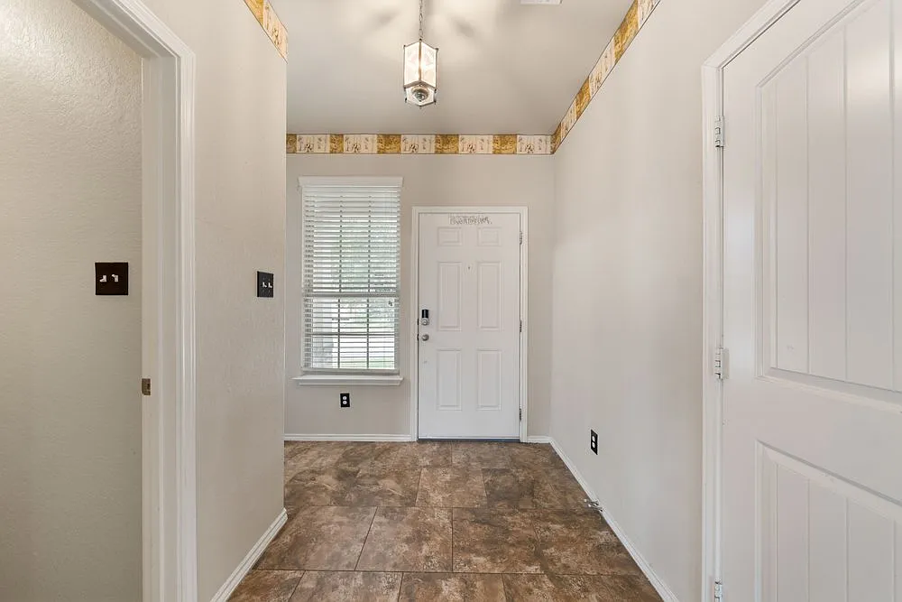 Spacious 4-Bed Home with Private Patio and Trails Nearby 6524 Candlecrest Ct, San Antonio — Photo 4