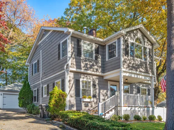17 Hill Top Rd, Wellesley, MA 02482