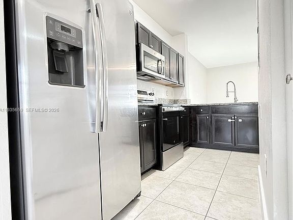 4th image of 134 SE 28th Ter Unit 5