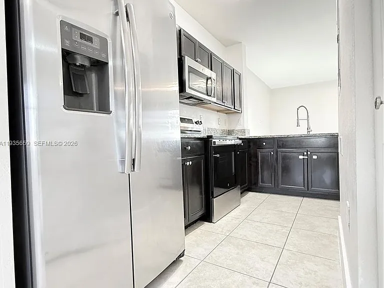 134 SE 28th Ter #5 — Photo 4