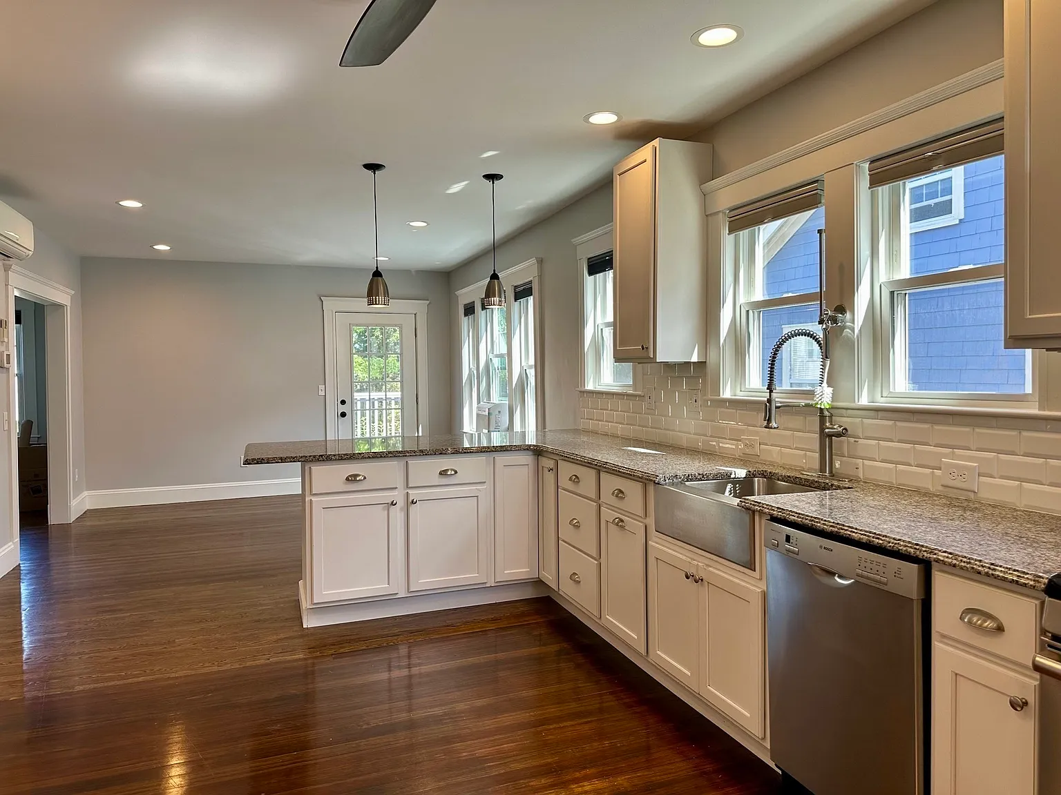 3 bed, 2.0 bath, 2233 sqft, $4,400 — Photo 4