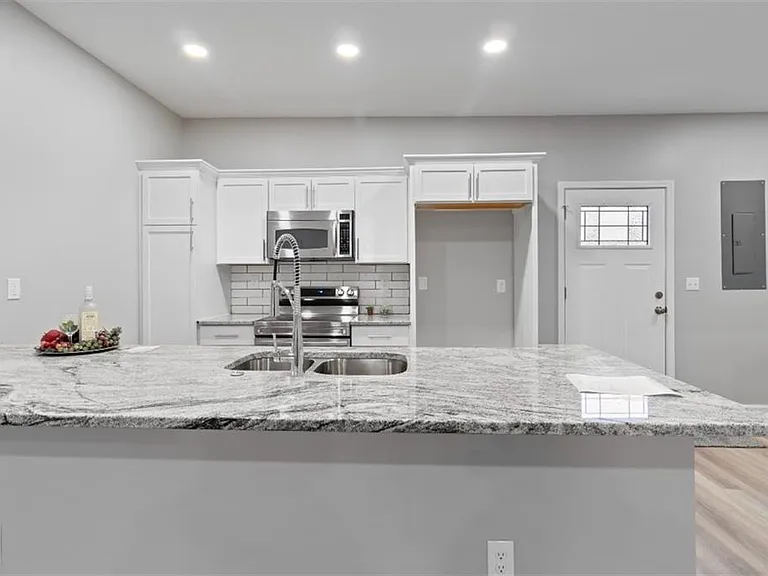 1118 Splitlog Ave — Photo 4