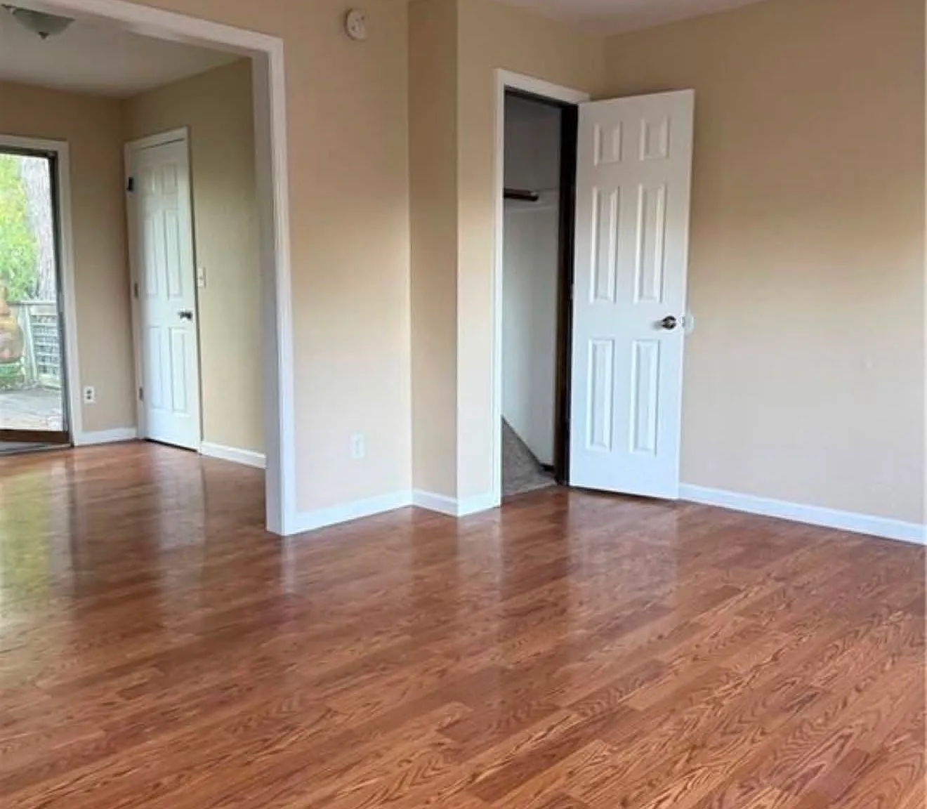 3 bed, 950 sqft, $2,035 — Photo 3