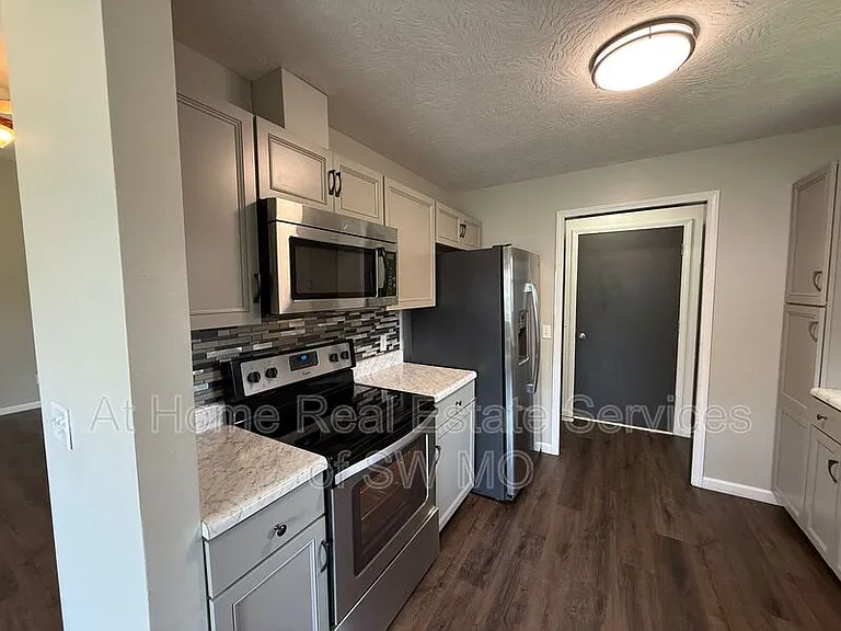 5459 S Jefferson Ave — Photo 4