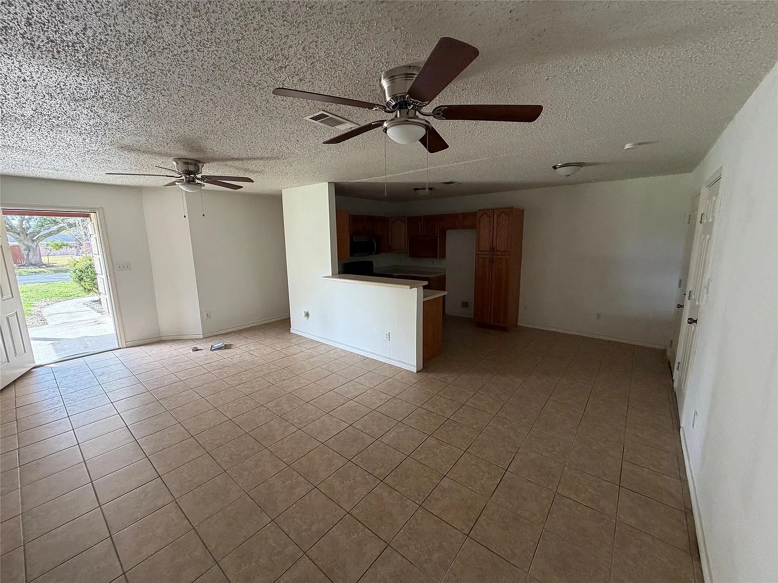 4 bed, 2.0 bath, 1477 sqft, $2,100 — Photo 2
