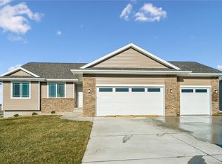 3319 Center Ct, Robins, IA