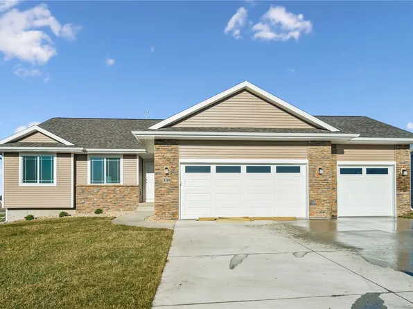3319 Center Ct, Robins, IA 52328
